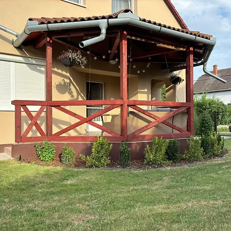 Barka Vendeghaz Tisza-to Appartement *